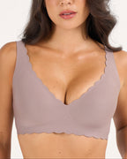 Soutien-gorge sans armature push-up sans couture à armatures de gel, en V profond et festonné