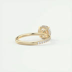 Bague ovale avec halo de moissanite