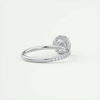 Bague ovale avec halo de moissanite