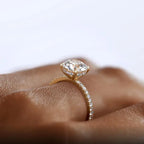 Bague ovale avec halo de moissanite