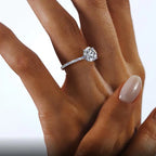 Bague ovale avec halo de moissanite