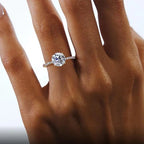 Bague ovale avec halo de moissanite