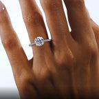 Bague ovale avec halo de moissanite