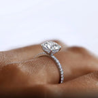 Bague ovale avec halo de moissanite