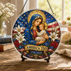 Ornement Suspendu en Acrylique America 250 – Vierge Marie et Enfant Jésus, Décoration Vitrail Patriotique, Cadeau Souvenir Commémoratif 1776–2026